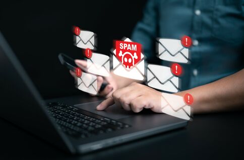Erfahren Sie, wie Sie betrügerischen E-Mails erkennen und sich vor möglichen Schäden schützen können.